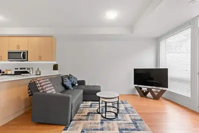 Image de Stunning New Town~Modern 2 Bed House~Brampton Gta