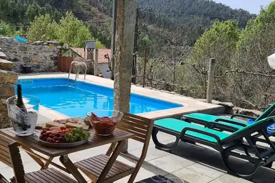 Image de Casa Privada com Piscina no Meio da Natureza
