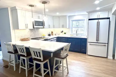 Image de First Time Offered For Rent! Fully renovated 3 bed home near Mayflower Beach