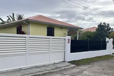 Image de villa créole avec piscine à 100 m de la plage