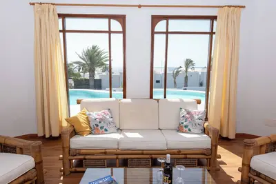 Image de Villa Blanca 1 mit Blick zum Pool und zum Meer. Fkk-charco del Palo, Lanzarote
