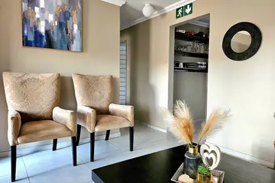 Image de Fully equipped self-catering house. \nTheeHost@1924 - Mahikeng\/Mmabatho