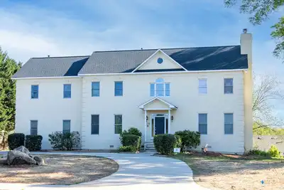 Image de Large colonial style house in the most sought after area - Ballantyne.