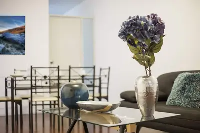 Great location and quiet. Excelente ubicacion y tranquilo. Internet Netflix. A/C