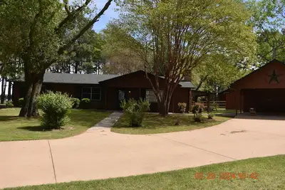 Image de Cozy Canton Cottage + Cabin - 2 separate houses on same property. Sleeps 12