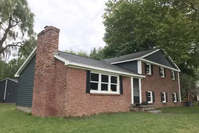 Image de 4 bedroom 1 1/2 bath house directly on the Cornell bus line for graduation rent