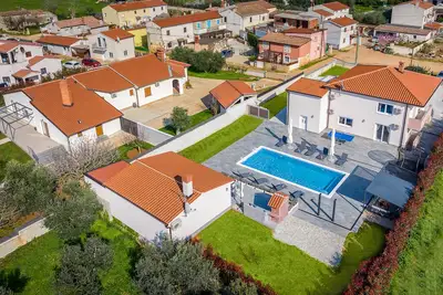 Image de Brand new 6 bedroom villa, only 1500m from the beach, village Valbandon