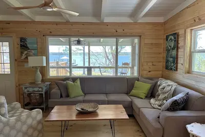 Image de Secluded waterfront fishing cabin, boat dock, pier, sunsets, boat to beach