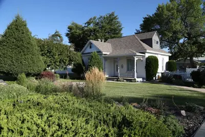 Image de Updated Cottage Sleeps 8 Close to Logan