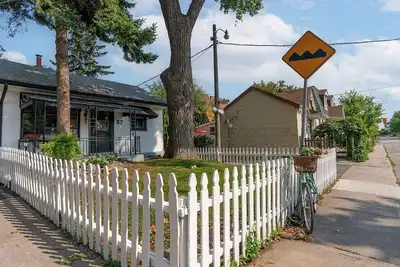 Image de Vintage Cottage minutes from downtown