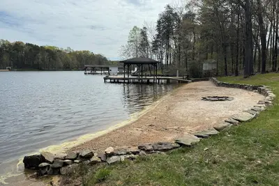 Image de Cozy Lakefront House on Lake Anna public side!