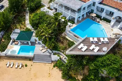 Image de 6 bedroom beachfront villa at the far end of Baie Rouge beach