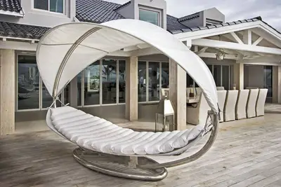 Image de Luxurious Six bedroom villa with private chef, heated pool, jacuzzi, in-pool bar