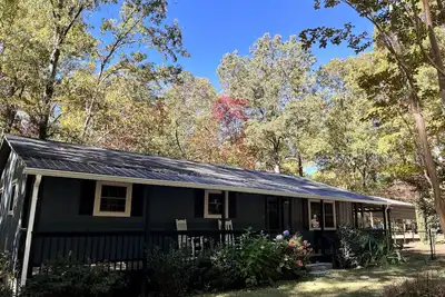 Image de Bungalow in small and quiet cul-de-sac, pet-friendly. \n