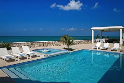 Image de Beachfront 4 bedroom villa at Plum Bay Beach.