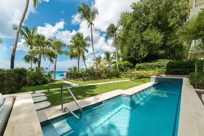 Image de Smugglers Cove No. 2 | Elegant Ground Floor Beachfront Living on Paynes Bay, Barbados