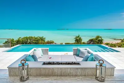 Image de Beachfront home where you can enjoy the bliss of luxury and elegance