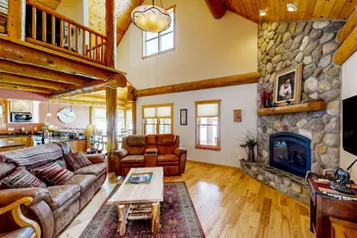 Image de Sun-filled cabin with full kitchen, fireplace, streaming, jetted tub, deck, & Ac
