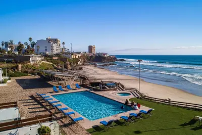 Image de Modern beauty with partial ocean view, open concept, & balcony- dog-friendly
