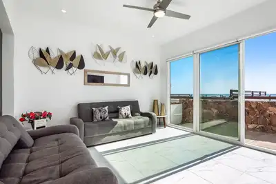 Image de Dog-friendly home with heated outdoor pool, hot tub, balcony, rooftop terrace