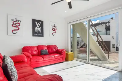 Image de Dog-friendly home 3 rows to beach with rooftop deck, pool, & kitchen
