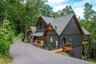Image de Luxe mountain view home with loft, deck, & game room - free attraction tickets