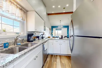 Image de Well-equipped condo with on-site golf, pool, athletic courts, & smart TVs