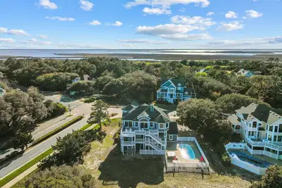 Image de Spacious dog friendly home w/ private pool, golf course views, game room, & bar