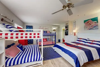 Image de Nautical-themed charmer with firepit, paddleboards, & kayak - walk to Lake Lbj