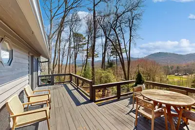 Image de Professionally designed home with modern amenities & stunning mountain views