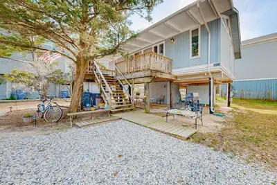 Image de Vintage cottage by the beach with Ac, furnished deck, grill, & washer/dryer