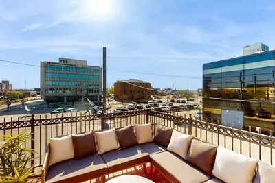 Image de Updated condo in the heart of Historic District with patio, streaming, fast WiFi