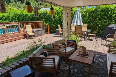 Image de Tranquil, walkable home with seasonal pool, beautiful gardens & 2 patios