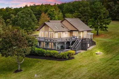 Image de Updated lakefront home & studio with water views, hot tub, dock & game room