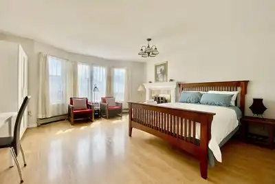 Image de Spacious and cozy ground-level 3-bed suite. Walk to Metrotown Mall and Skytrain!