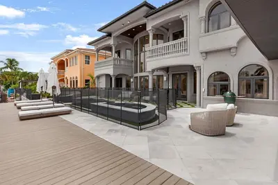 Image de Sapphire Shores Villa, Exquisite Mediterranean style waterfront/ocean access