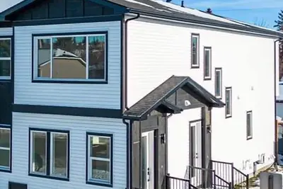 Image de 15 mins to Downtown Calgary and 2 mins drive to amenities.