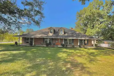 Image de Classic southern home! Beautiful big kitchen, and centrally located home.