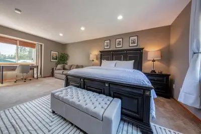 Image de Entire 2596 sq ft house across parks, amenities, and the center of the Radium Hot Springs with a large fenced backyard.