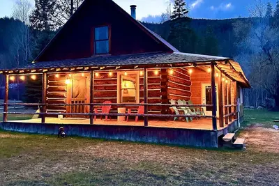 Image de Come escape to our historic log cabin alongside a beautiful creek in North Idaho