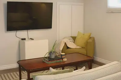 Image de Bright and spacious basement apartment located minutes from Downtown.