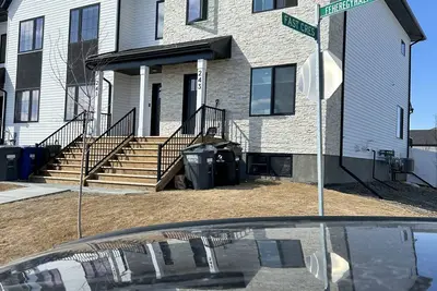 Image de Four bedroom four bathroom townhouse with free parking for 4 vehicles.