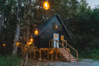 Treehouse w/ Hot Tub near Shawnee National Forest