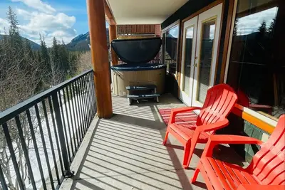 Image de Sunshine Retreat -Private, tranquil, natural surrounding with deck and hot tub!