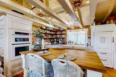 Image de Countryside cottage with firepit, garden views, French-country decor, & hammock