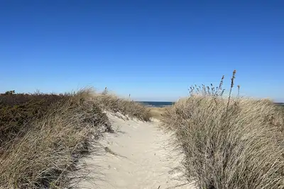 Image de Luxury home located 2 min walk from Skaket Beach. Sunny, spacious and private.