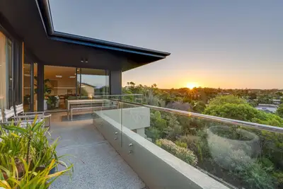 Image de Luxury living, Amazing Sunsets and Bay Views