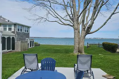 Image de 3 bed 2 bath Beach Front Cottage in private neighborhood on Buzzards Bay