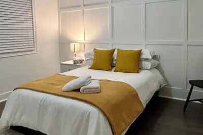 Image de Entire house with 5 bedrooms across Bu