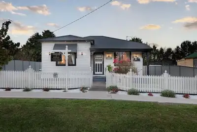 Image de 1940\"s Renovated Cottage In Beautiful Historic Taralga. \n